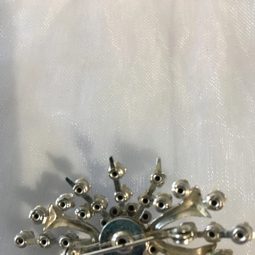 Vintage‎ riveted clear rhinestone brooch